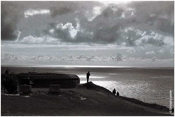 Photo noir et blanc de la galerie "Entre ciel et terre".Granville,pointe du roc,bunkers ,canons du mur de l'Atlantique, site historique de la guerre mondiale 1939-1945. &copy; Avril 2005 Christophe Letellier tous droits r&eacute;serv&eacute;s 