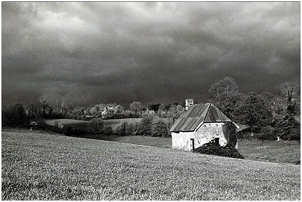 La petite maison dans la prairie ( the little house on the prairie), Manche,Normandie, landscape of normandy. &copy; Avril  2005 Christophe Letellier