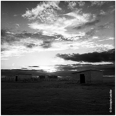 Photo noir et blanc format 6x6 de la galerie Entre Ciel et Terre. Bergeries de pr&eacute;s sal&eacute;s. &copy; D&eacute;cembre 2005, Christophe Letellier tous droits r&eacute;serv&eacute;s.