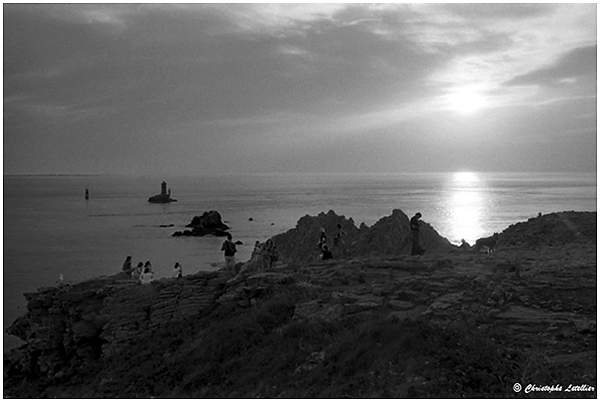 La Pointe du Raz,Grand site de France, son tourisme contr&ocirc;l&eacute; pour prot&eacute;ger l'environnement d'un des plus exceptionnel site  fran&ccedil;ais. &copy; Juillet 2006 Christophe Letellier tous droits r&eacute;serv&eacute;s- The "Pointe du Raz": Great site of France, its tourism controlled to protect the environment from one of the most exceptional French site. &copy; Juillet 2006 Christophe Letellier all rights reserved. 