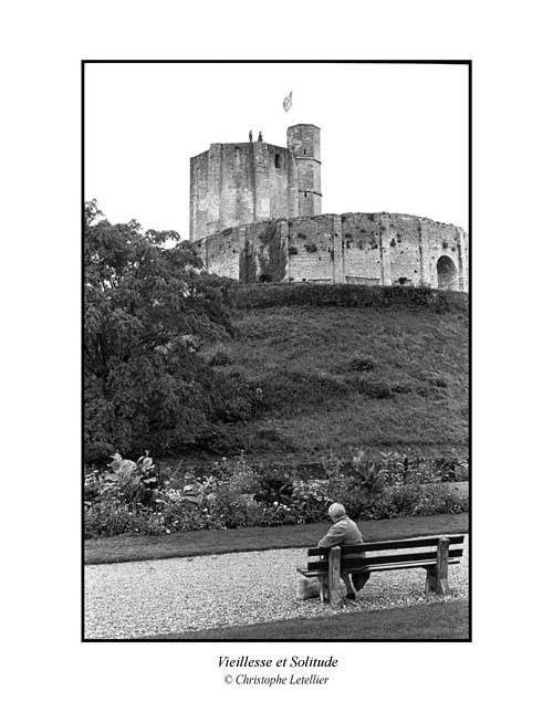 Photo noir et blanc de la galerie " Haute Normandie". Illustration de la solitude des personnes ag&eacute;es. Gisors, le parc du chateau. &copy; Octobre 2001 Christophe Letellier tous droits r&eacute;serv&eacute;s.