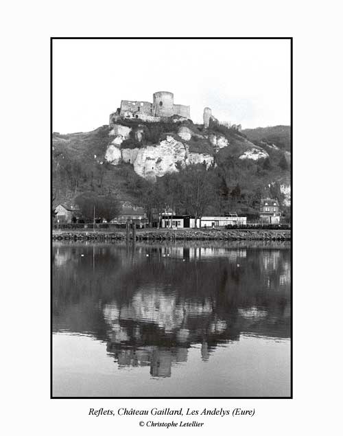 Photo noir et blanc de la galerie " Haute-Normandie ".  Le Ch&acirc;teau Gaillard et son reflet dans un miroir d'eau, la Seine. &copy; Janvier 2005 Christophe Letellier, tous droits r&eacute;serv&eacute;s.