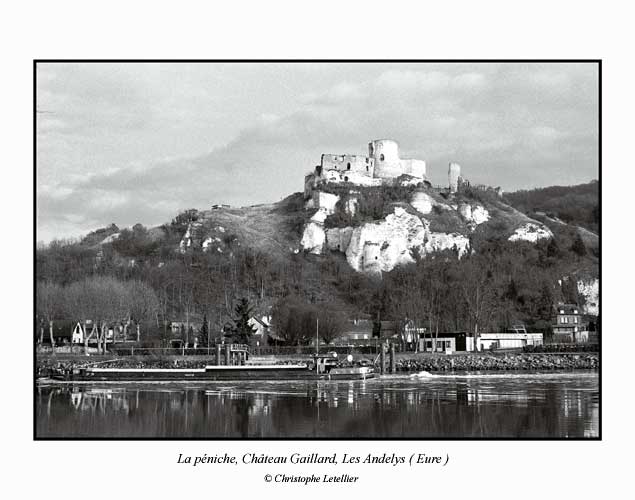 Photo noir et blanc de la galerie " Haute Normandie". Les voies de transports sur la Seine, p&eacute;niches, les Andelys,Eure. &copy; Janvier 2005 Christophe Letellier, tous droits r&eacute;serv&eacute;s.