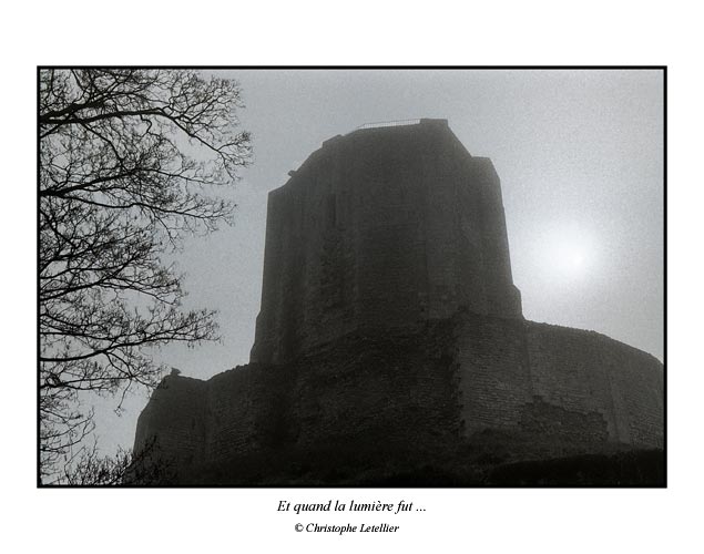 Photo noir et blanc de la galerie "Haute Normandie". Photographie en clair obscur du donjon, Gisors,Eure. &copy; Mars 2005 Christophe Letellier, tous droits r&eacute;serv&eacute;s.