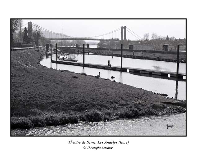 Photo noir et blanc de la galerie "Haute Normandie". La vie et les activit&eacute;s des bords de Seine, Les Andelys ( Eure ). &copy; Mars 2005 Christophe Letellier, tous droits r&eacute;serv&eacute;s.