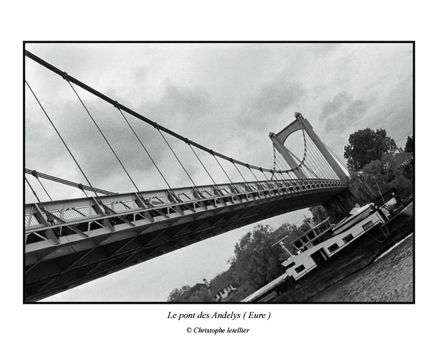 Photo noir et blanc de la galerie "Haute Normandie". Architecture du pont des Andelys ( Eure ) et transports fluviaux sur la Seine. &copy; Juin 2005 Christophe Letellier, tous droits r&eacute;serv&eacute;s