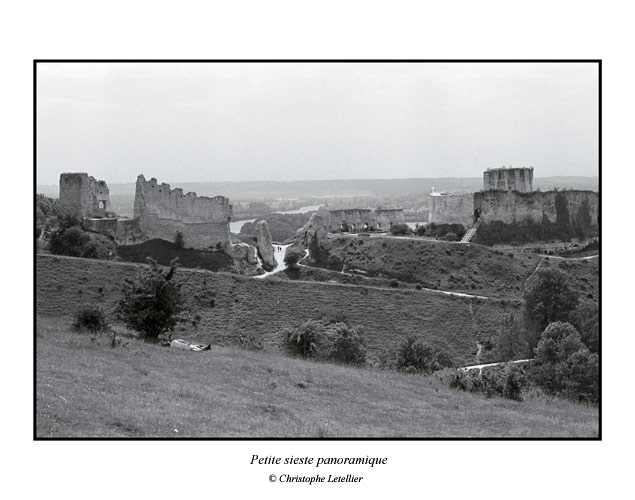 Photo noir et blanc de la galerie "Haute Normandie".Panorama de la Vall&eacute;e de Seine depuis le site historique du Chateau Gaillard aux Andelys, Eure. &copy; Juin 2005 CHristophe Letellier, tous droits r&eacute;serv&eacute;s