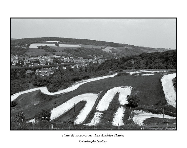 Photo noir et blanc dela galerie " Haute-Normandie ". Piste de moto-cross dans le paysage normand. &copy; Juin 2005 Christophe Letellier, tous droits r&eacute;serv&eacute;s.