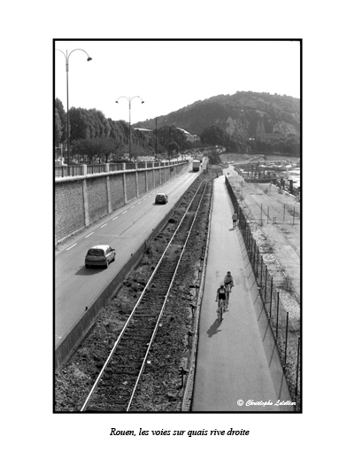 Galerie photo Haute-Normandie:Rouen depuis le pont Corneille:quai de Paris,Avenue Aristide Briand,la C&ocirc;te Sainte Catherine. Les voies de circulation automobile,ferrovi&egrave;re,cyclable,pi&eacute;tonni&egrave;re et fluviale &copy; Septembre 2006 Christophe Letellier tous droits r&eacute;serv&eacute;s. 