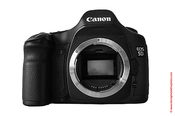 Appareil photo numérique Canon Eos 5D Full Frame en vue de face avec le miroir et le capteur à 9 points AF