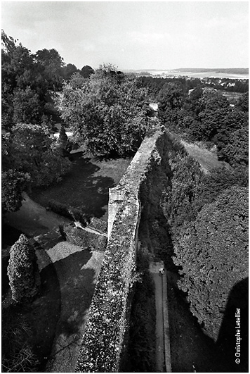 Photo noir et blanc de la galerie "Haute Normandie". Mur d'enceinte fortifié délimitant le parc et les remparts du château de Gisors. © Septembre 1998 Christophe Letellier tous droits réservés. Pour revenir à la galerie, cliquez sur la photo.