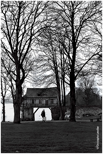 Photo noir et blanc de la galerie "Haute Normandie". Bords de Seine &agrave; Vernon, le vieux moulin. &copy; Fevrier 2003 Christophe Letellier, tous droits r&eacute;serv&eacute;s. Pour revenir &agrave; la galerie, cliquez sur la photo.
