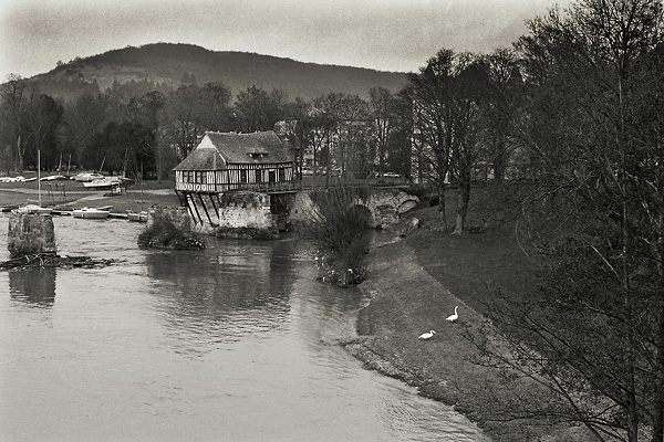 Photo noir et blanc de la galerie "Haute Normandie". Photo de cygnes, le vieux moulin, Vernon, Eure. © Février 2003 Christophe Letellier, tous droits réservés.Pour revenir à la galerie, cliquez sur la photo.