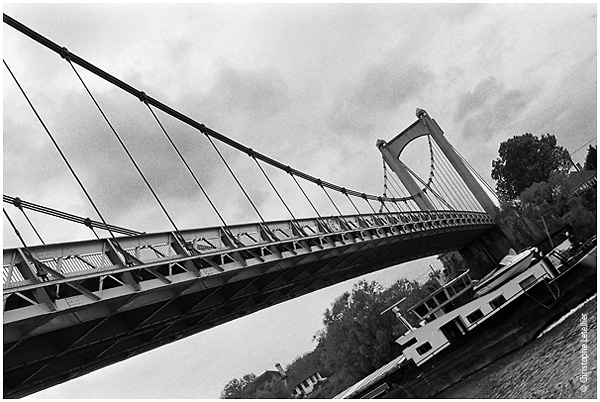 Photo noir et blanc de la galerie "Haute Normandie". Architecture du pont des Andelys ( Eure ) et transports fluviaux sur la Seine. © Juin 2005 Christophe Letellier, tous droits réservés Pour revenir à la galerie, cliquez sur la photo.