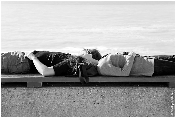 Plage de Veules les Roses-Jeune couple faisant la sieste-© 2010 Christophe Letellier tous droits réservés. Pour revenir à la galerie, cliquez sur la photo.