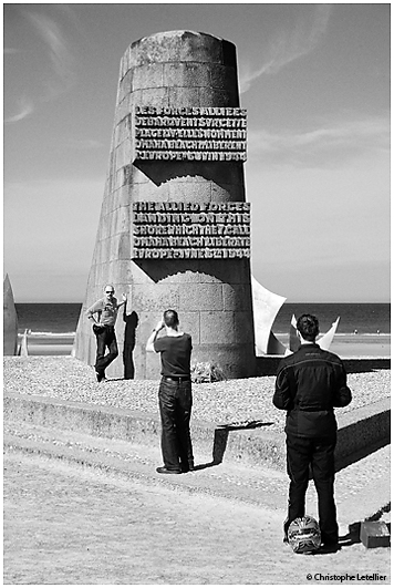 Photo noir et blanc du Monument Signal, érigé par la France en 1954 sur la plage d'Omaha Beach à Saint Laurent sur mer,témoignage de l'eternelle reconnaissance envers les Alliés pour l'opération Overlord. © Juillet 2010 Christophe Letellier, tous droits réservés. Cliquer sur la photo pour revenir à la galerie