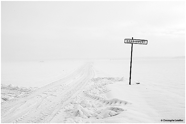 Photo noir et blanc « paysage de Sibérie » ou lorsque les plaines de Normandie se transforment en un désert de neige et de glace. Un phénomène météorologique peu fréquent sous les latitudes d’un climat océanique. © 2010 Christophe LETELLIER, tous droits réservés. Reproduction interdite sans autorisation préalable de l’auteur. Pour revenir à la galerie, cliquez sur la photo.