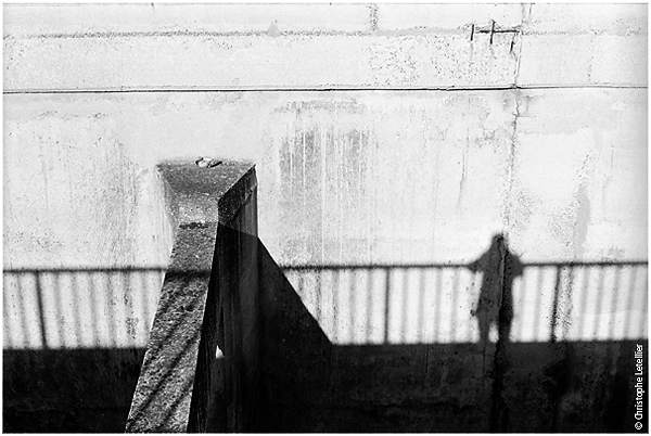 L'ombre projete du photographe sur la promenade Andr Tible de Granville dans le dpartement de La Manche. Cliquer sur la photo pour revenir à la galerie de portraits