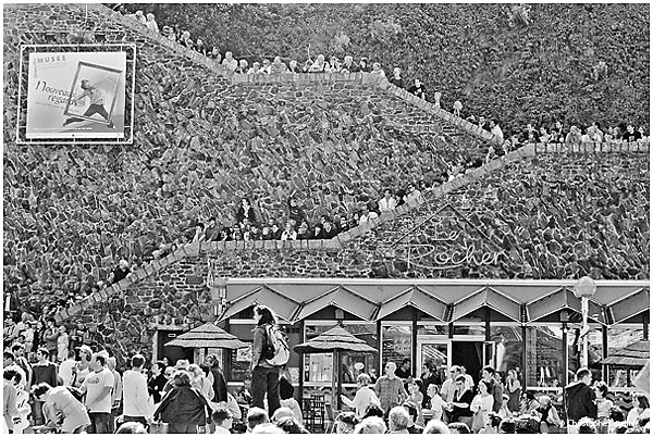 Photo noir et blanc du Rocher à Granville pendant le festival Sortie de Bain.© 2010 Christophe Letellier tous droits réservés. Pour revenir à la galerie, cliquez sur la photo.
