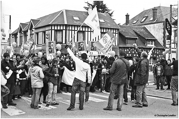 Photo de reportage d'actualité en noir et blanc. De nombreux étudiants manifestèrent dans les rues d'Evreux, pour la réforme des retraites votée en 2010. © 2010 Christophe Letellier tous droits réservés. Pour revenir à la galerie, cliquez sur la photo.