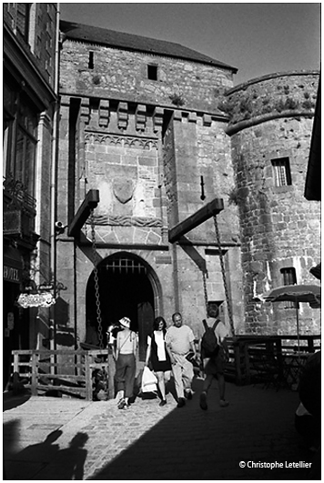 Photo noir et blanc de la galerie " La baie du Mont Saint Michel ". La baie découverte à marée basse depuis St Jean-le-Thomas,Manche. © Août 2001 Christophe Letellier, tous droits réservés. Pour revenir à la galerie, cliquez sur la photo.