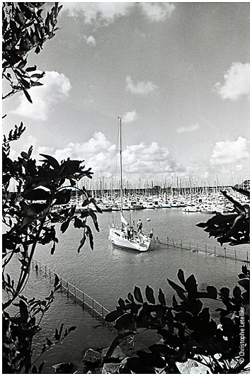 Photo noir et blanc de la galerie " La baie du Mont Saint Michel". Granville,le port de plaisance,la mise à l'eau des bateaux. © Août 2001 Christophe Letellier, tous droits réservés. Pour revenir à la galerie, cliquez sur la photo.