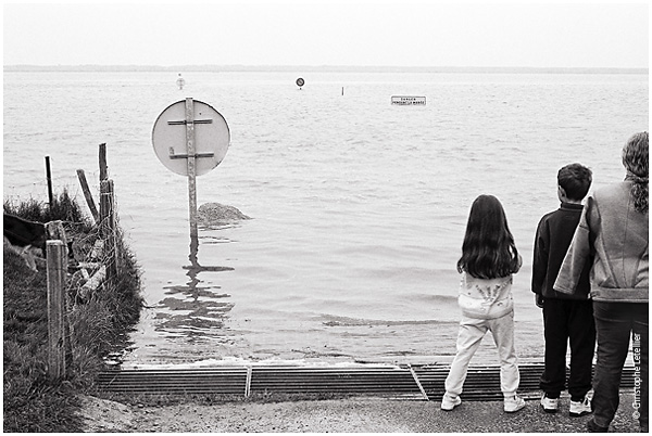 Photo noir et blanc de la galerie " La baie du Mont Saint Michel ".Route submersible,les Salines pendant les grandes marées. © Février 2002 Christophe Letellier, tous droits réservés. Pour revenir à la galerie, cliquez sur la photo.