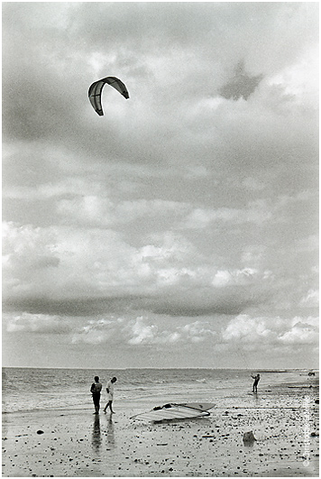 Photo noir et blanc de la galerie " La baie du Mont Saint Michel. La plage de St Martin de Bréal,ses activités: planche à voile, cerf-volants. © Octobre 2002 Christophe Letellier, tous droits réservés. Pour revenir à la galerie, cliquez sur la photo.