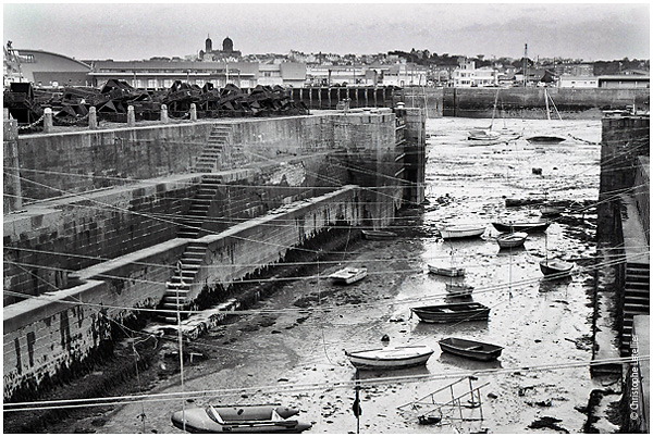 Photo noir et blanc de la galerie " La baie du Mont Saint Michel. Granville,le port  à marée basse  et la toile des filins d'amarrage. © Octobre 2002 Christophe Letellier, tous droits réservés.Pour revenir à la galerie, cliquez sur la photo.