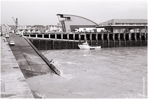 Photo noir et blanc de la galerie " La baie du Mont Saint Michel ". Granville, les effets des plus grands mouvements de marées d' Europe. © Octobre 2004 Christophe Letellier, tous droits réservés. Pour revenir à la galerie, cliquez sur la photo.