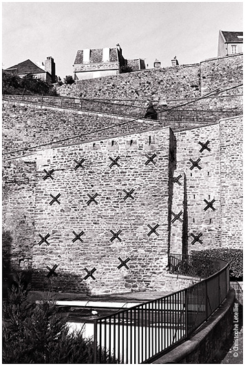 Photo noir et blanc de la galerie " La baie du Mont Saint Michel. Granville en noir et blanc,les remparts de la Haute Ville ". © Octobre 2004 Christophe Letellier, tous droits réservés. Pour revenir à la galerie, cliquez sur la photo.