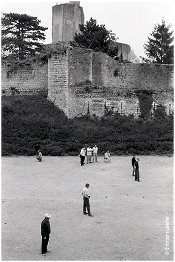 Photo noir et blanc de la galerie des photos inclassables. La joie du rythme ternaire sur un terrain de boules. © Juin 2006 Christophe Letellier/ black and white photo  of the gallery of the unclassable photographs. Joy of the ternary rhythm on a ground of balls.© June 2006 Christophe Letellier all rights reserved. Pour revenir à la galerie, cliquez sur la photo.