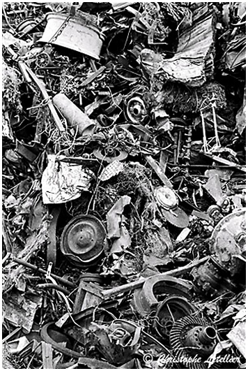 Photo noir et blanc de la galerie "Les inclassables":déchets metalliques ,pièces détachées,résidus marins. © Janvier 2007, Christophe Letellier tous droits réservés. Reproduction interdite. Pour revenir à la galerie, cliquez sur la photo.