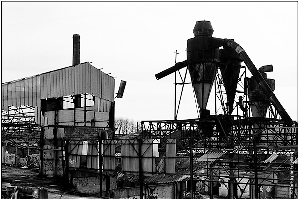 Vieux batiments insalubres de l'usine La Lignière voués à la destruction, entre Gisors et Trie-Château,aux portes de la normandie et de la picardie. Teminator,terminator,extermination,lignière,lignière gisors,ligniere trie-chateau,ancienne fabrique bois,photo batiments insalubres,photo contre-jour. © Mars 2008 Christophe Letellier tous droits réservés. Reproduction strictement interdite. Pour revenir à la galerie, cliquez sur la photo.