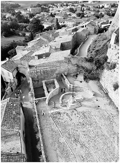 Grignan dans la Drôme Provençale.Photo en contre-plongée depuis l'esplanade du château de Grignan permettant de découvrir le style architectural provençal et la place de la Collégiale Saint-Sauveur;© 2009 Christophe Letellier tous droits réservés.