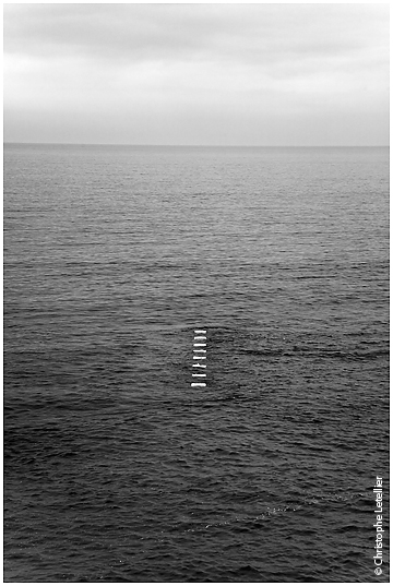 Photo noir et blanc de la piscine d'eau de mer de la plage du plat Gousset à Granville sortant de la mer pendant la marée basse.© 2009 Christophe Letellier tous droits réservés. Reproduction interdite sans autorisation