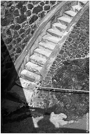 Photo noir et blanc d'escalier descendant sur la plage du plat Gousset  Granville.© 2010 Christophe Letellier tous droits réservés. Reproduction interdite sans autorisation