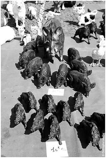 photo de figurines animales pendant la foire  tout de Gisors.© 2010 Christophe Letellier tous droits réservés. Reproduction interdite sans autorisation