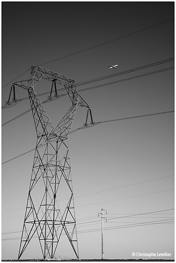Avion de ligne pris dans les mailles des lignes à haute-tension. © 2009 Christophe Letellier tous droits réservés. Pour revenir à la galerie, cliquez sur la photo.