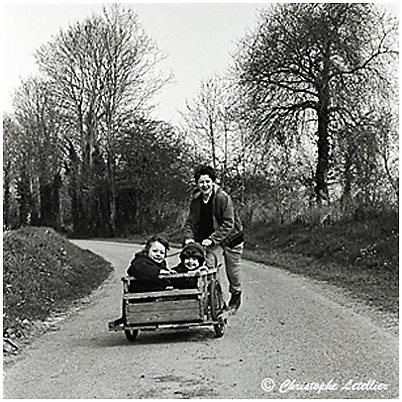 Photo noir et blanc de la galerie "La baie du Mont saint Michel".Plage de St Martin de Br&eacute;al, jeux d'enfants pendant les grandes mar&eacute;es. &copy; Octobre 2003 Christophe Letellier, tous droits r&eacute;serv&eacute;s. Pour revenir &agrave; la galerie, cliquez sur la photo.