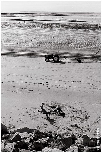 Photo noir et blanc de la galerie "La baie du Mont saint Michel".Plage de St Martin de Br&eacute;al, jeux d'enfants pendant les grandes mar&eacute;es. &copy; Octobre 2003 Christophe Letellier, tous droits r&eacute;serv&eacute;s. Pour revenir &agrave; la galerie, cliquez sur la photo.