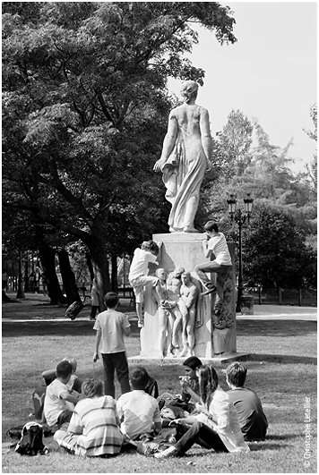 Photo noir et blanc sur le jardin public de Montlimar-Jeunes touristes pratiquant une escalade improvise d'une des statues. Christophe Letellier tous droits rservs. Reproduction interdite. 