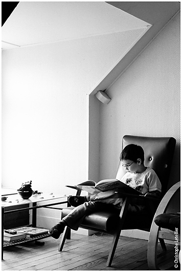 photo noir et blanc d'enfant lisant une bande d�ssin�e de Garfield.� 2010 Christophe Letellier tous droits r�serv�s. Reproduction interdite. 