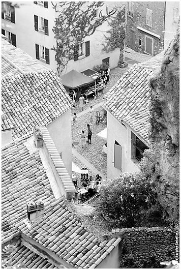 Moustiers Sainte Marie dans le d&eacute;partement des Alpes de Haute Provence, renomm� pour la qualit� de sa fa�ence, situ� &agrave; la porte du Grand Canyon des Gorges du Verdon.Il est non loin de la Route de la Lavande. &copy; juillet 2010 Christophe Letellier tous droits r&eacute;serv&eacute;s. 