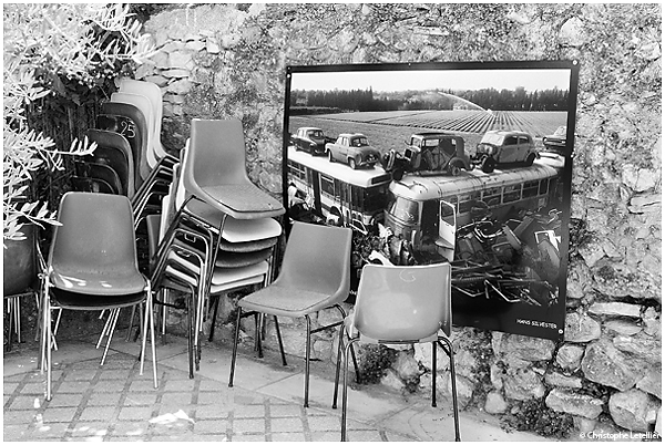 Une similitude entre le chaos de la photo d'Hans Sylvester et celui des chaises d&eacute;sordonn&eacute;es. &copy; juillet 2010 Christophe Letellier tous droits r&eacute;serv&eacute;s.