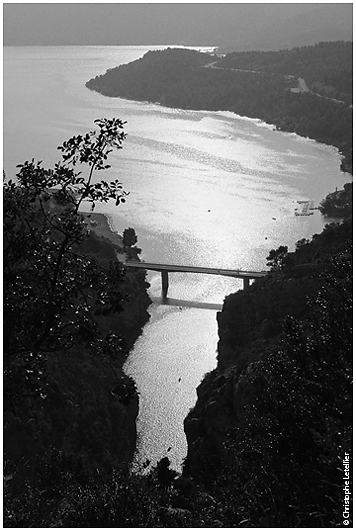 Photo noir et blanc du lac de Sainte-Croix du Verdon. Lac artificiel, issu de la construction du barrage de Sainte-Croix en 1975,permettant l'alimentation en eau de barrages hydro�lectriques.&agrave; l'entr&eacute;e du Grand Canyon des Gorges du Verdon. &copy; juillet 2010 Christophe Letellier tous droits r&eacute;serv&eacute;s. 