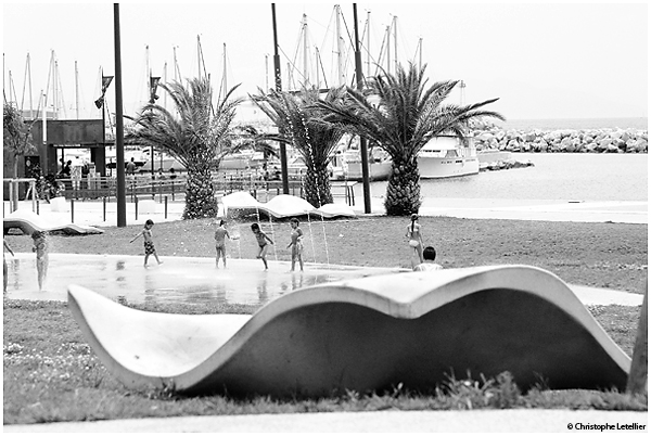 photo d'enfants s'amusant sous les jets d'eau de la plage de l'Estaque &agrave; Marseille. &copy; juillet 2010 Christophe Letellier tous droits r&eacute;serv&eacute;s.