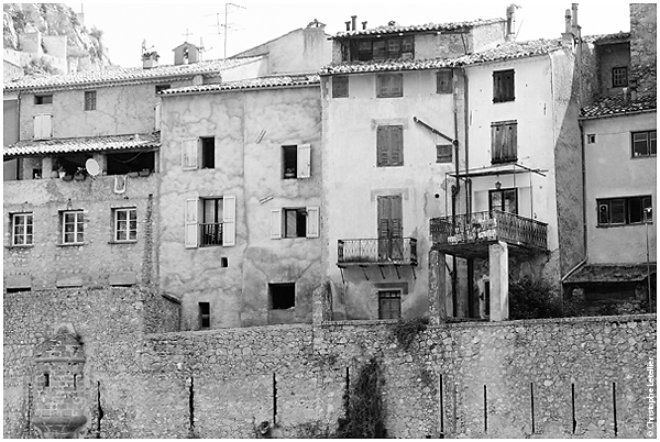 Une similitude entre le chaos de la photo d'Hans Sylvester et celui des chaises d&eacute;sordonn&eacute;es. &copy; juillet 2010 Christophe Letellier tous droits r&eacute;serv&eacute;s.