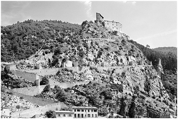Une similitude entre le chaos de la photo d'Hans Sylvester et celui des chaises d&eacute;sordonn&eacute;es. &copy; juillet 2010 Christophe Letellier tous droits r&eacute;serv&eacute;s.