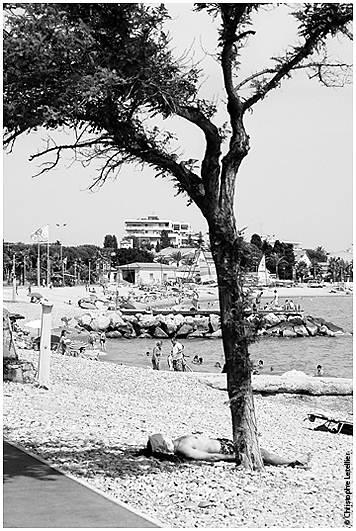 Les bienfaits de la sieste sur le corps humain, illustr&eacute; par un touriste sur la plage de Cagnes sur Mer, dans le Sud de la France &copy; juillet 2010 Christophe Letellier tous droits r&eacute;serv&eacute;s. 